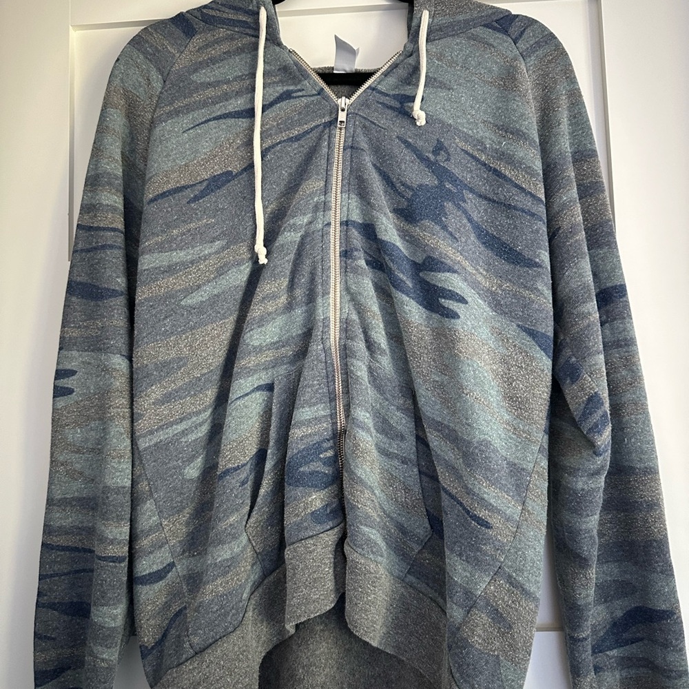 Earth Men's Gray and Blue Camo Zip-Up Sweater